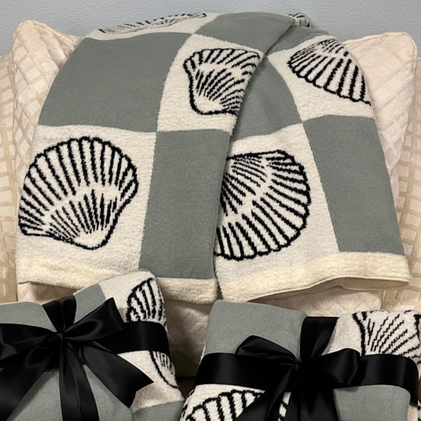 Maui's Finest Gifts Large Plush Blanket with Sea Shells