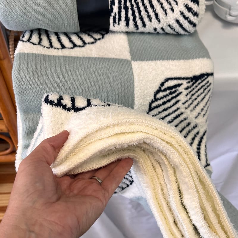 Maui's Finest Gifts Large Plush Blanket with Sea Shells